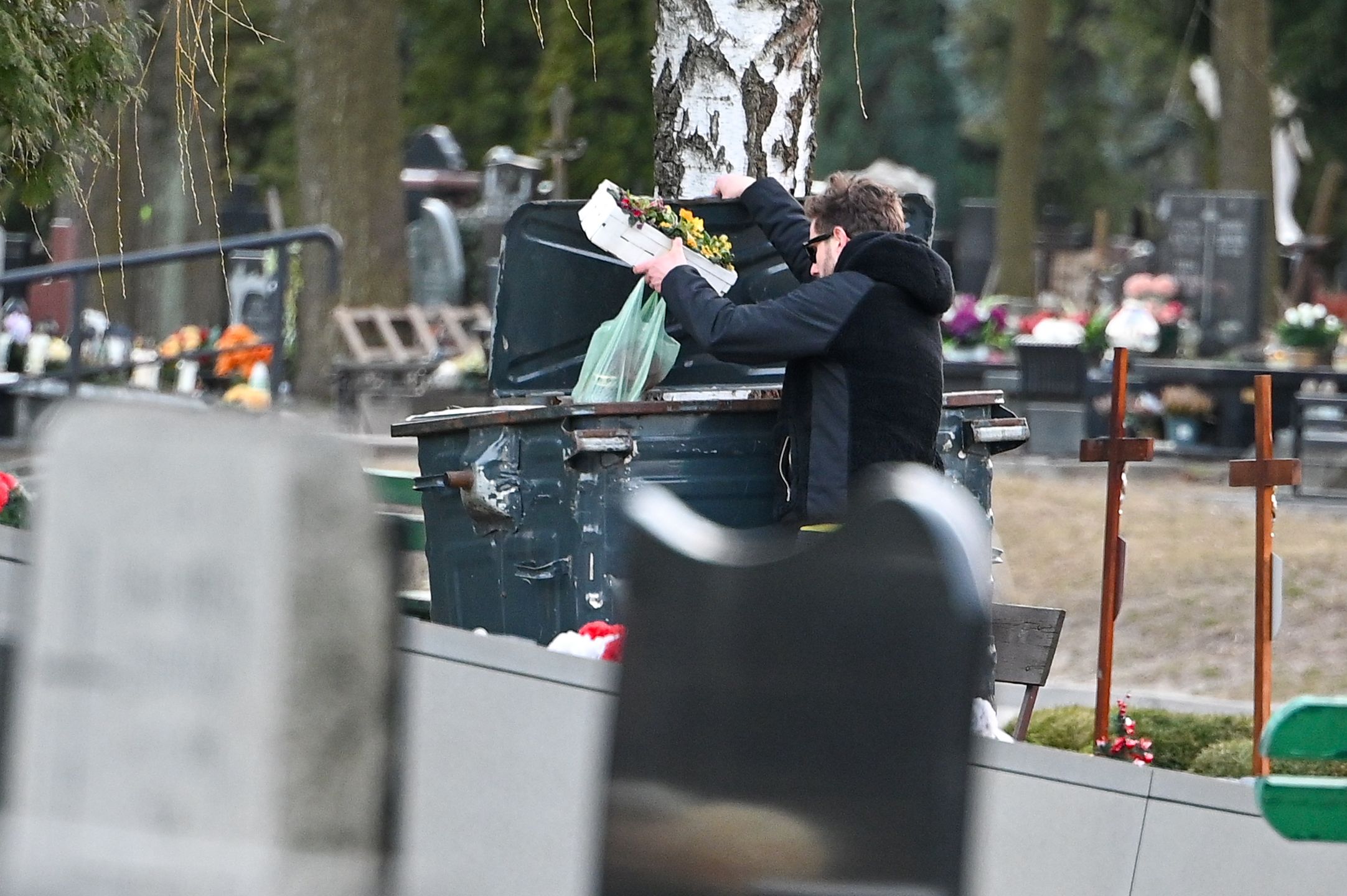Antek Królikowski odwiedza grób ojca w towarzystwie paparazzi