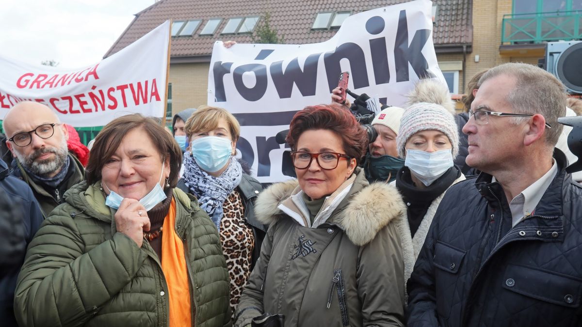 Anna Komorowska i Jolanta Kwaśniewska na proteście w Michałowie 