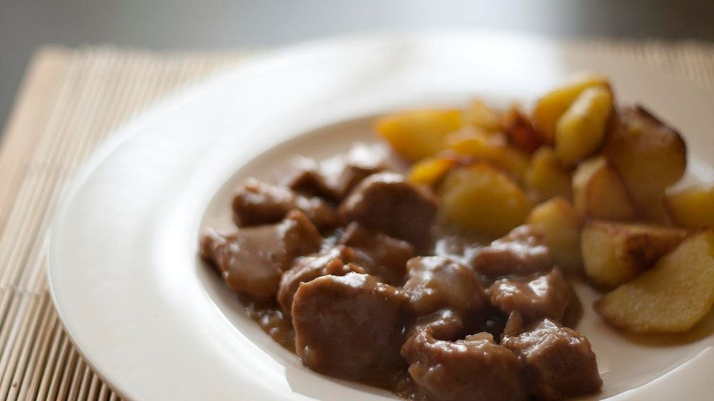 Duszona cielęcina krojona w kostkę (samo mięso z udźca i łopatki)