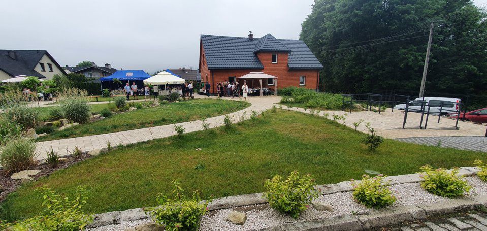 Śląskie. Pensjionariusze DPS-u w Wilkowicach mogą teraz wypoczywać w ogrodzie.