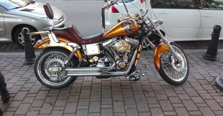 Motocyklista zjechał na pobocze po czym uderzył w stojący znak drogowy