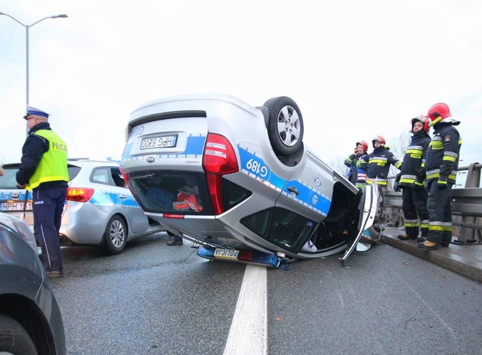 Wypadek kolumny VIP w Katowicach. Dachował radiowóz, ranny policjant
