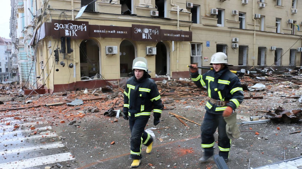 Zniszczenia po ostrzale przez siły rosyjskie w Charkowie