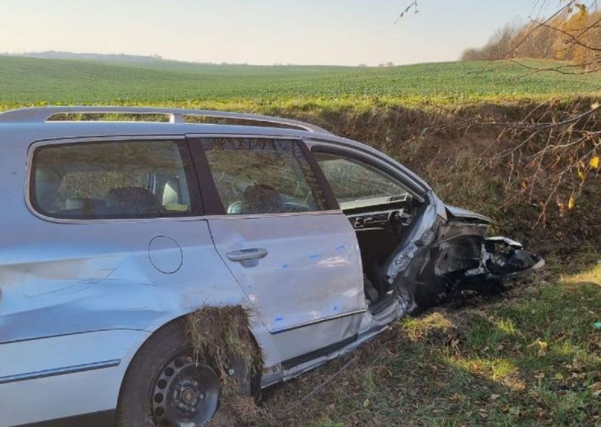 Ukradł samochód, pijany wjechał do rowu. Policjanci znaleźli go na polu 