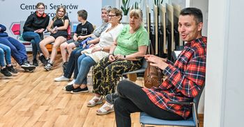 Bydgoszcz: Seniorzy i młodzież spotkali się z muzykiem Biszem