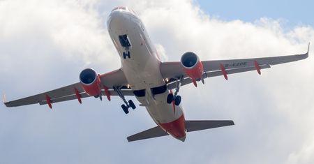 Chwile grozy w trakcie lotu. Turbulencje, ranni i awaryjne lądowanie
