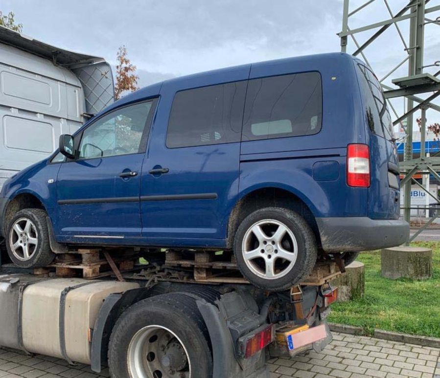 Wiózł caddy'ego na podeście ciągnika. Niemiecką policję zawiadomił świadek