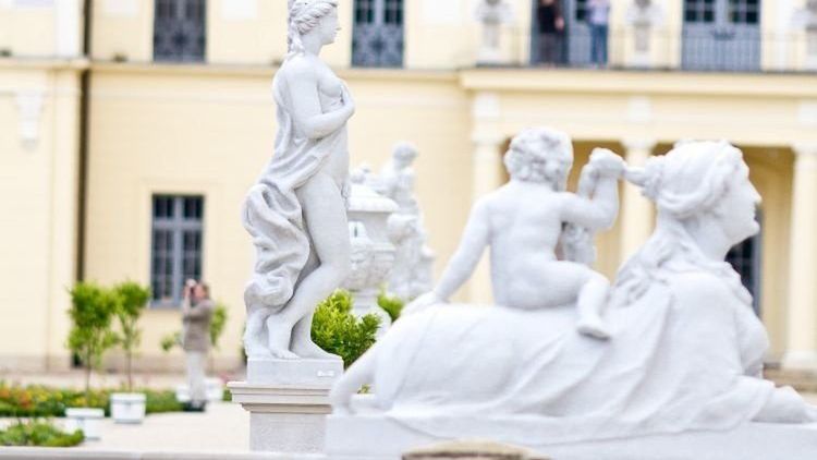 Główną aleję ogrodów Branickich zdobią rzeźby przedstawiające m.in. bogów