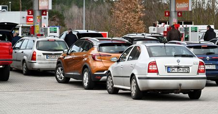 W Polsce zabraknie paliw? "Tylko na skutek paniki"