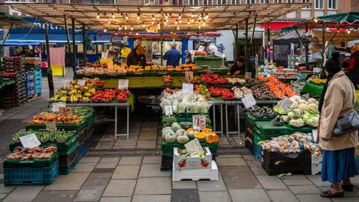 UK Retail As Economic Outlook Weakens
Shoppers browse and buy fruit and vegetables for sale at an independent greengrocer's market stall in London, UK, on Tuesday, Nov. 29, 2022. UK retailers are cutting jobs and scaling back investment in response to mounting economic gloom, according to the Confederation of British Industry. Photographer: Chris J. Ratcliffe/Bloomberg via Getty Images
Bloomberg
shops, produce, british, shop, consumer staples, business news, consumer goods, london, emea, industries, food stores, vegetables