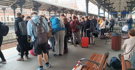 W Gdańsku szaleństwo. "Peron dosłownie zalany ludźmi"