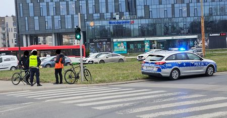 Policjanci kontrolowali rowerzystów. Posypały się mandaty za jazdę po chodnikach i przejściach dla pieszych