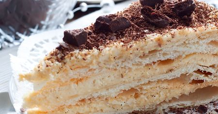 Połamałem popularne wafelki i połączyłem z pysznym kremem. Powstało najlepsze ciasto bez pieczenia