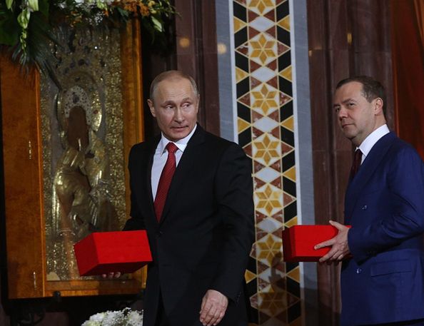 Na zdjęciu Putin i Miedwiediew
