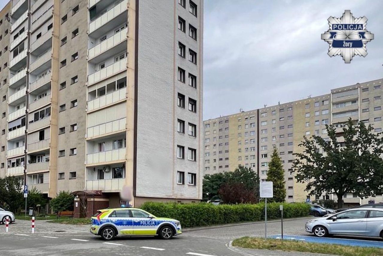 Była 4:00 nad ranem. 29-latek wołał o pomoc z balkonu