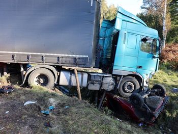 Babigoszcz: Koszmarny wypadek na "starej krajówce". Samochód nauki jazdy zmiażdżony przez tira. Zginął instruktor