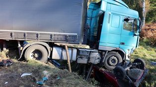 Babigoszcz: Koszmarny wypadek na "starej krajówce". Samochód nauki jazdy zmiażdżony przez tira. Zginął instruktor
