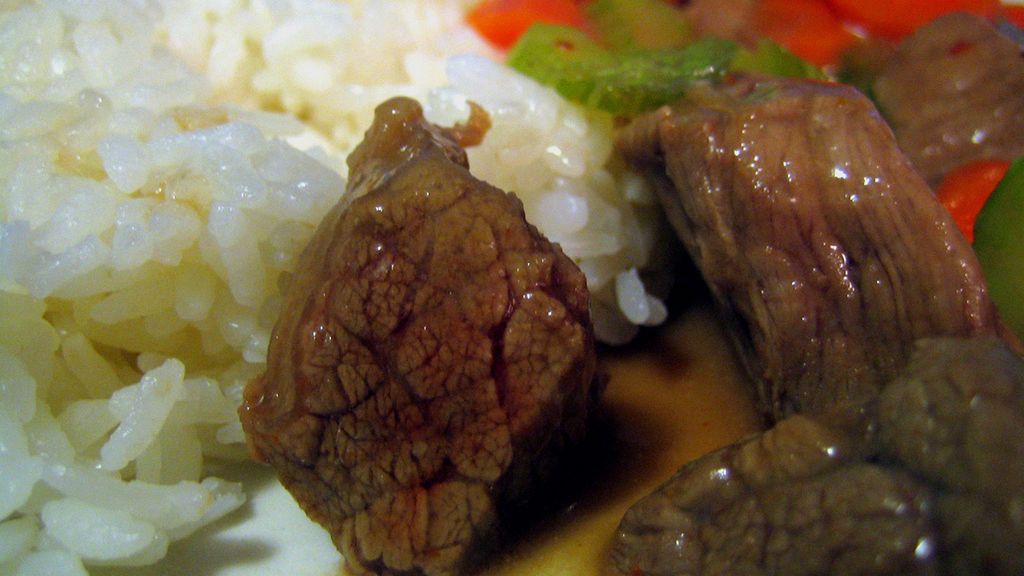 Mięso z niedźwiedzia gotowane na wolnym ogniu