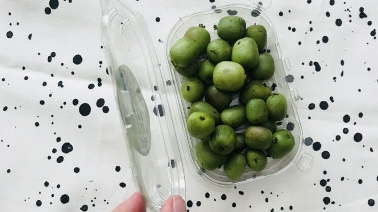 Minikiwi z Polski to efekt eksperymentu rolników. Nie będą jednak produktu wysyłać dalej w świat