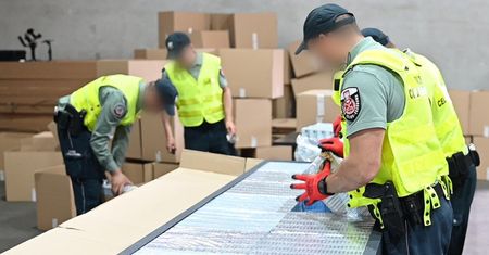 Rekordowy przemyt z Chin. Strażnicy granicy zatrzymali ponad 25 milionów złotych w papierosach