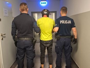 Stargard: Zamknął się w aucie, próbował przejechać policjanta