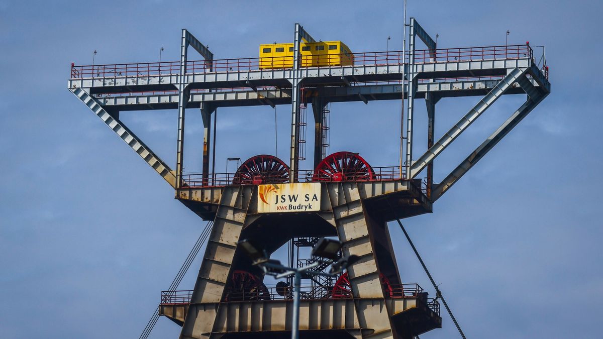 Kolejka po w?giel przed kopalni? Budryk
31.08.2022 Ornontowice woj. slaskie . Kopalnia Budryk nalezaca do Jastrzebskiej Spolki Weglowejfot. Beata Zawrzel/REPORTER
Beata Zawrzel/REPORTER