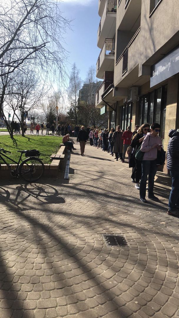 Ogromna kolejka przed piekarnią