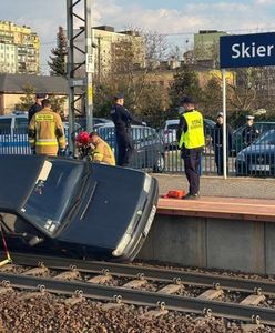 Skierniewice. 79-latek wjechał na peron kolejowy. Jego samochód zsunął się na tory