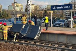 Skierniewice. 79-latek wjechał na peron kolejowy. Jego samochód zsunął się na tory