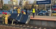 Skierniewice. 79-latek wjechał na peron kolejowy. Jego samochód zsunął się na tory