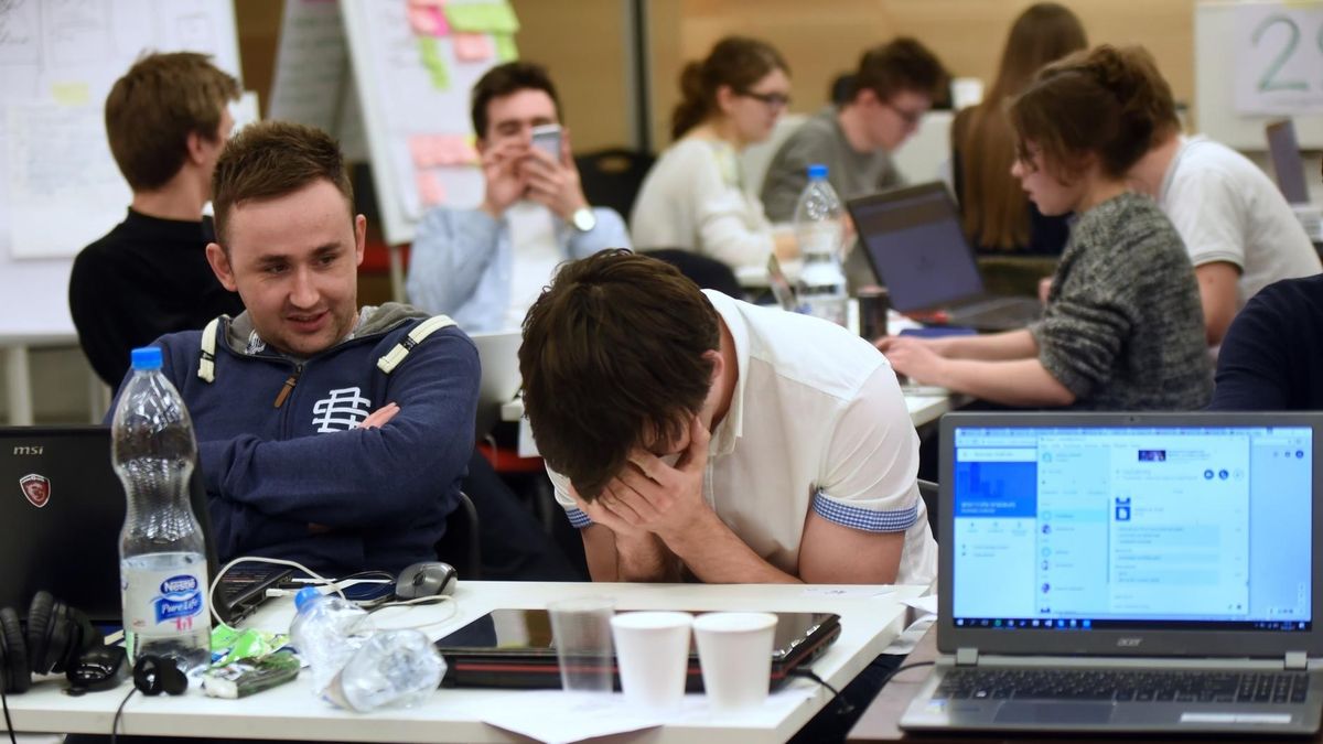 Brak studiów technicznych? To nie problem. Do nauki programowania coraz częściej przekonują się humaniści czy pracownicy fizyczni.