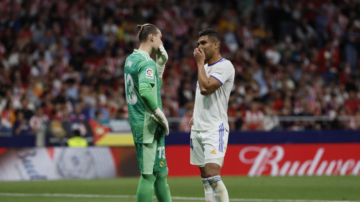 Andrij Łunin i Casemiro (L)