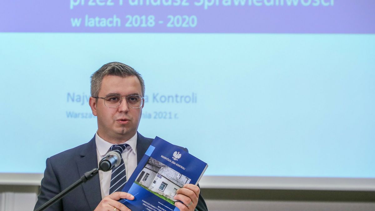 NIK o Funduszu Sprawiedliwo?ciFot. Piotr Molecki/East News, Warszawa, 30.09.2021. Konferencja prasowa dotyczaca ustalen kontroli NIK ws. realizacji zadan Funduszu Pomocy Pokrzywdzonym oraz Pomocy Postpenitencjarnej - Funduszu Sprawiedliwosci. N/z: Tomasz Jedrzejczyk.Piotr Molecki