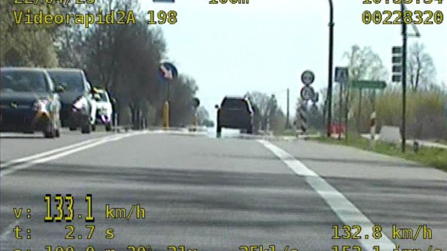 Poczynania kierowcy uwiecznił policyjny rejestrator