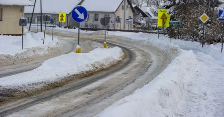 Zobaczył na poboczu 2-latkę. Kierowca autobusu zareagował