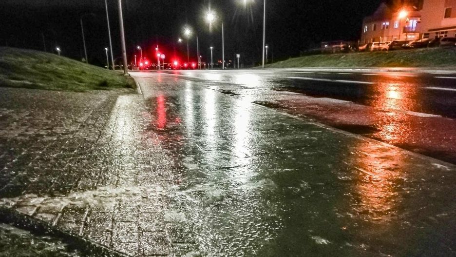 W nocy oraz rano lokalnie na drogach i chodnikach może być ślisko.