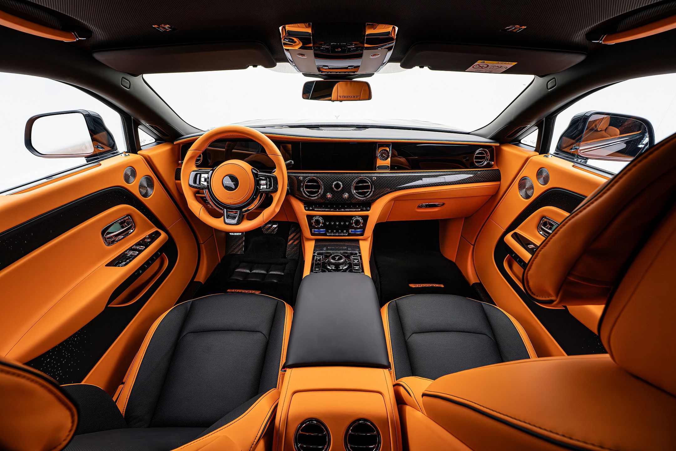 Wnętrze Rolls-Royce'a Spectre od Mansory wypełnione jest włóknem węglowym