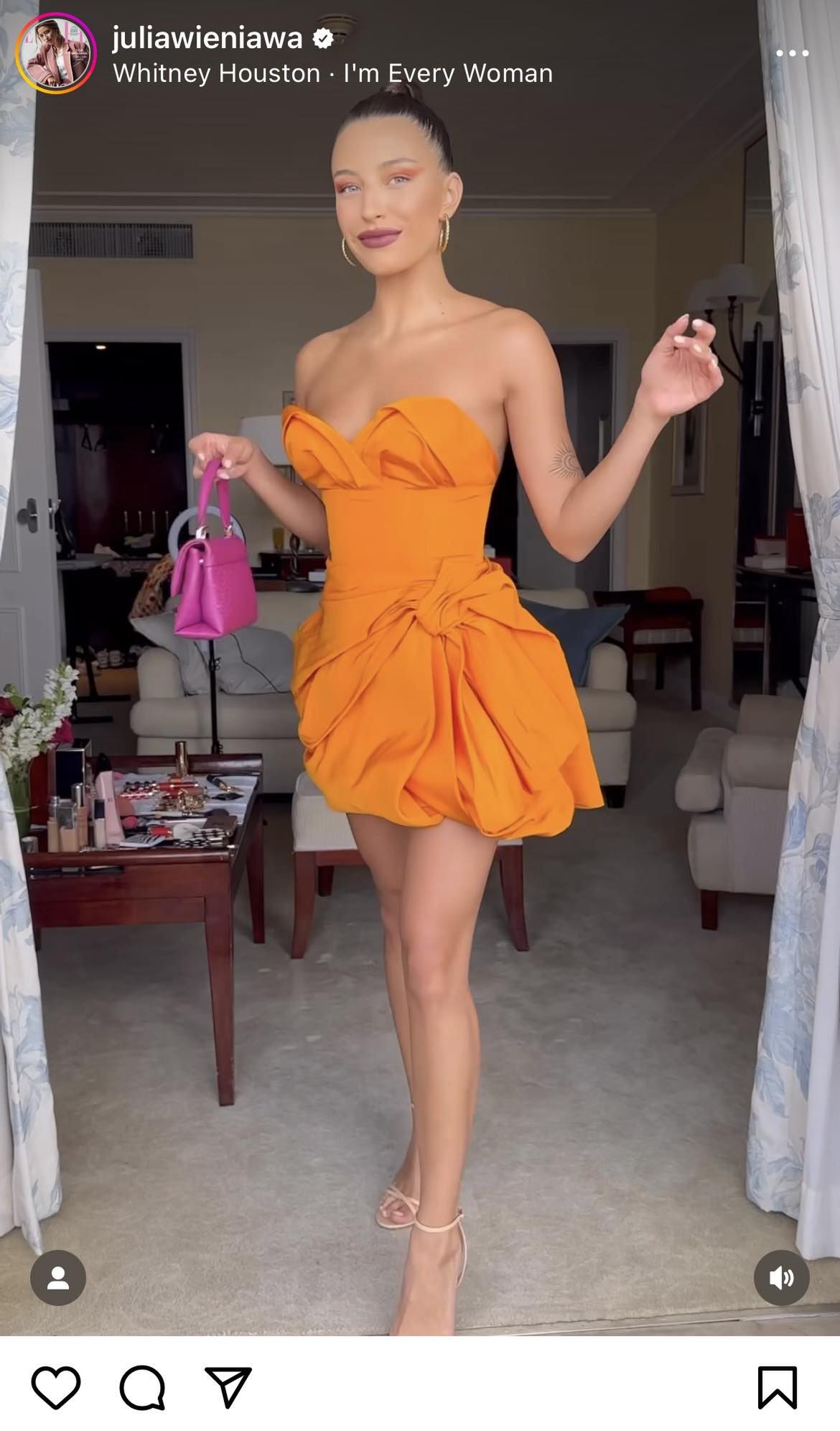 Julia Wieniawa w pomarańczowej mini 