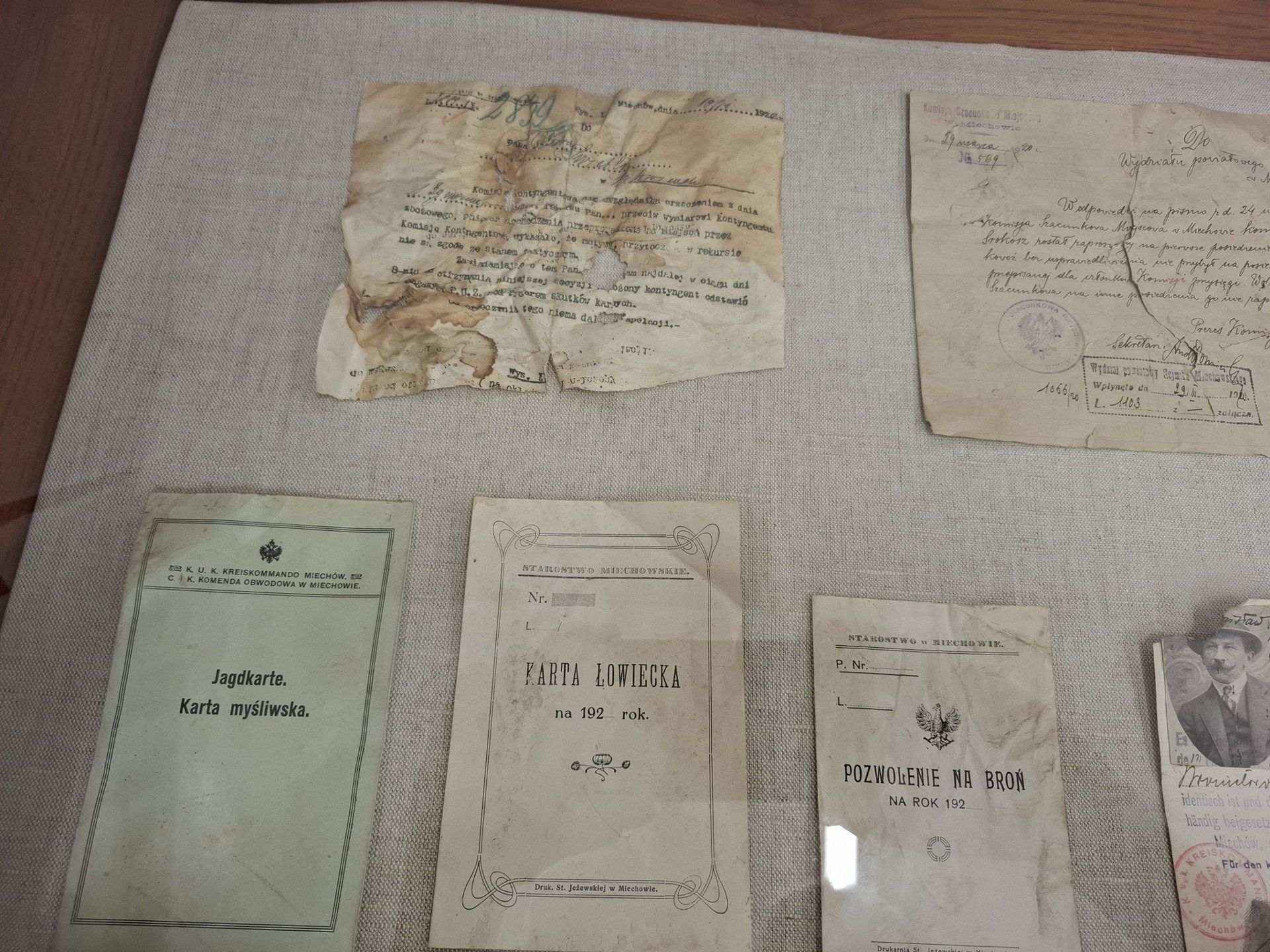Podczas prac remontowych w budynku obecnej Szkoły Muzycznej odnaleziono stare dokumenty. Można je oglądać na wystawie przygotowanej dzięki współpracy z Muzeum Ziemi Miechowskiej.