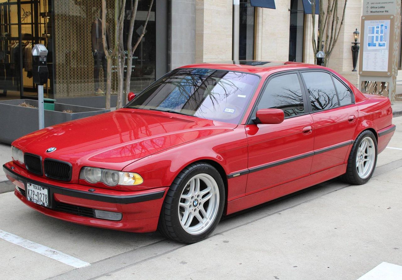 BMW E38 z V8 i manualem to rarytas w czasach downsizingu. Tak, jest na sprzedaż