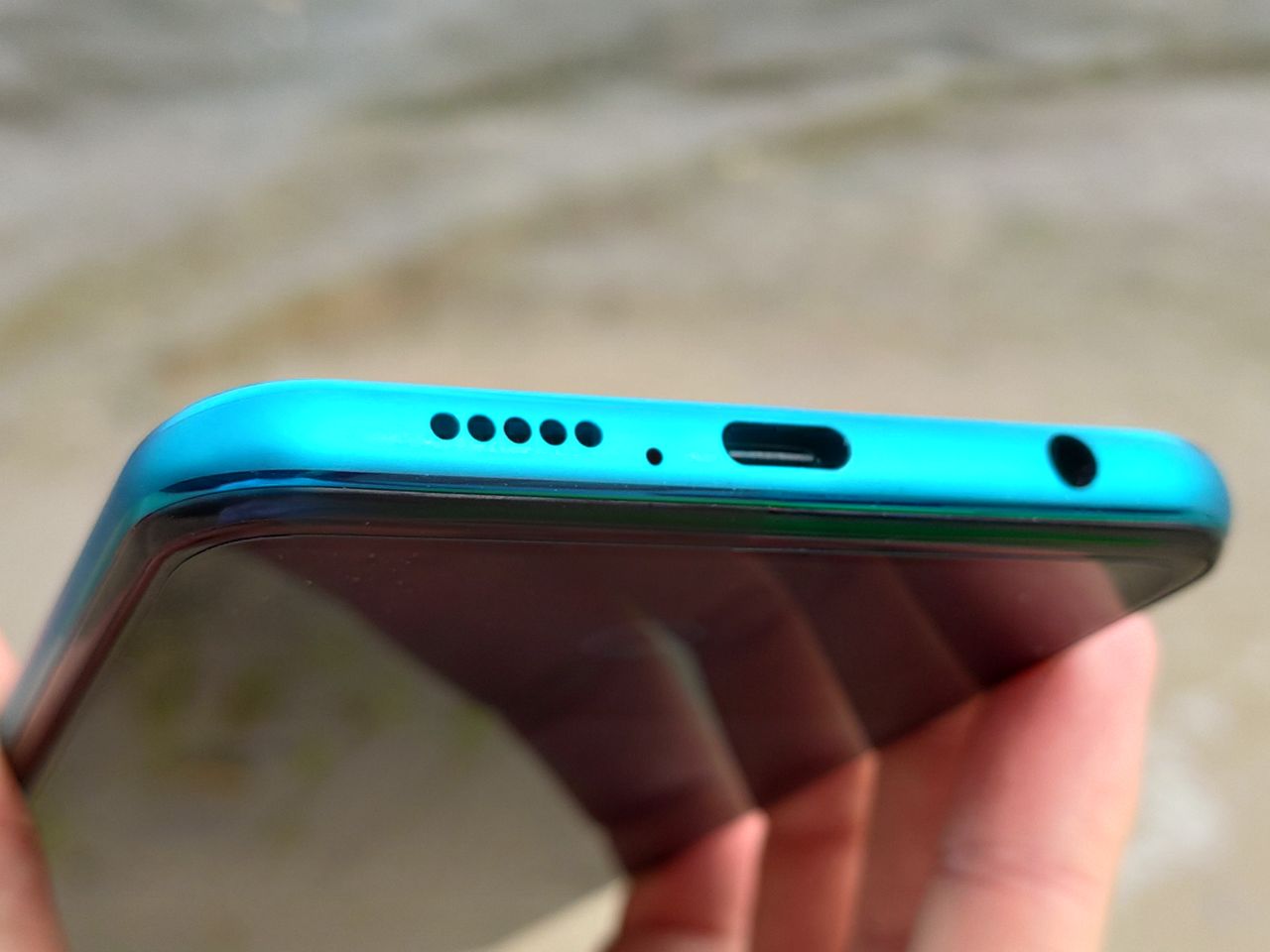 Redmi Note 9 Pro nie należy do najcieńszych. Ale ma za to dobrą baterię i... gniazdo słuchawkowe
