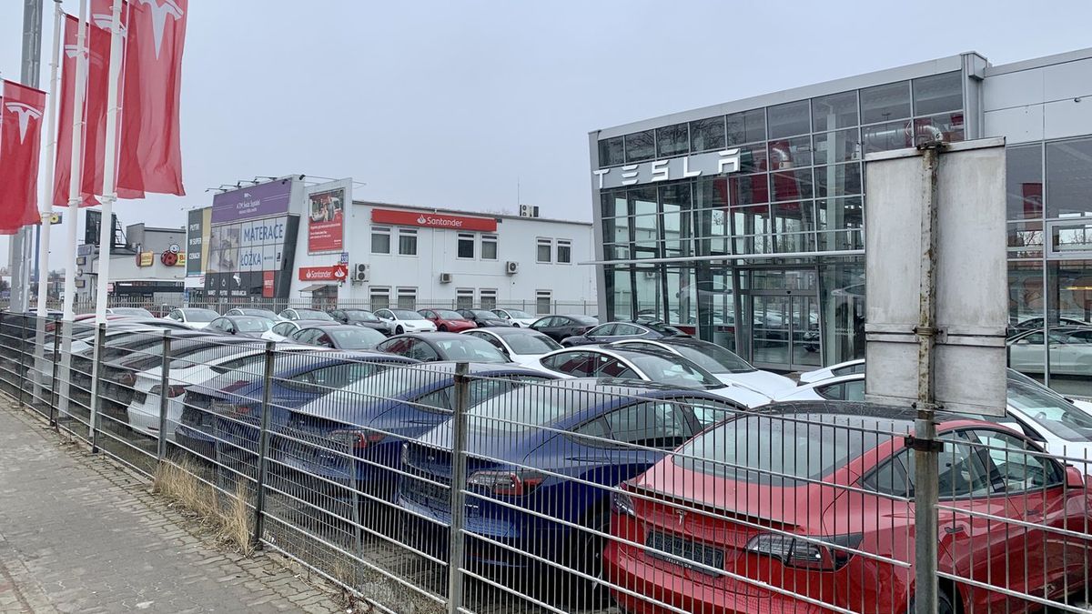 W polskim salonie Tesli nie można narzekać na brak ruchu