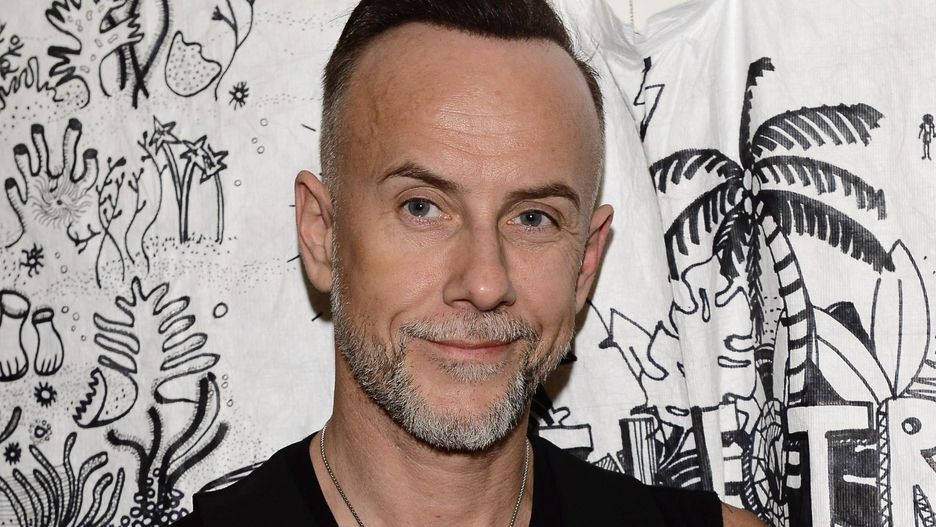 Adam Darski w przytulnym salonie