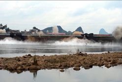 290-metrowy most runął do wody. Nagrali spektakularny moment