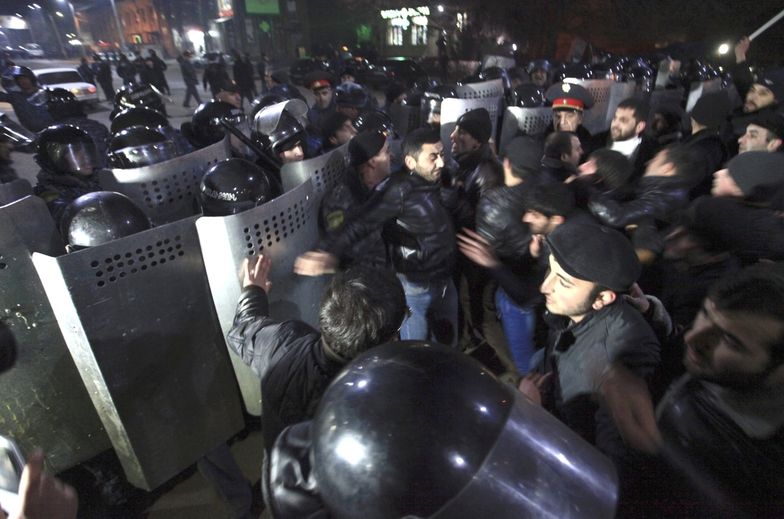 Protesty w Armenii. Kilkunastu rannych po starciach z policją