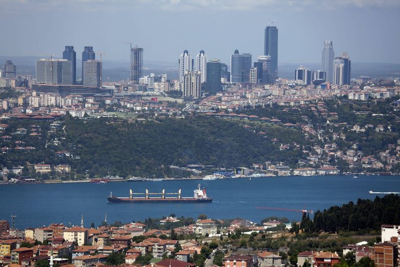 Władze morskie otwierają cieśninę Bosfor dla ruchu tankowców
