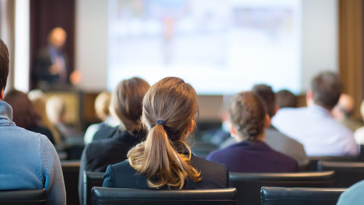 Glassofobia to lęk przez wystąpieniami publicznymi. Czym różni się od tremy? Stres związany z odczytem czy prezentacją jest powszechny, ale niekoniecznie utrudnia życie.