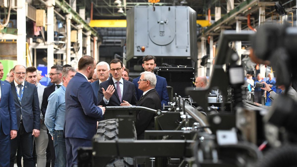 - Zmiany, które widzę w tym zakładzie, idą w dobrym kierunku - ocenił szef rządu.