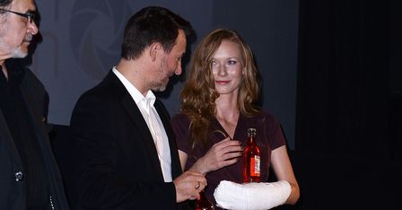 "Na dobre i na złe": Katarzyna Dąbrowska z ręką w gipsie na premierze filmu