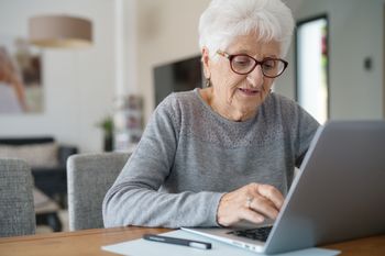 Seniorzy w świecie technologii. W Kamieńcu odbył się kurs komputerowy
